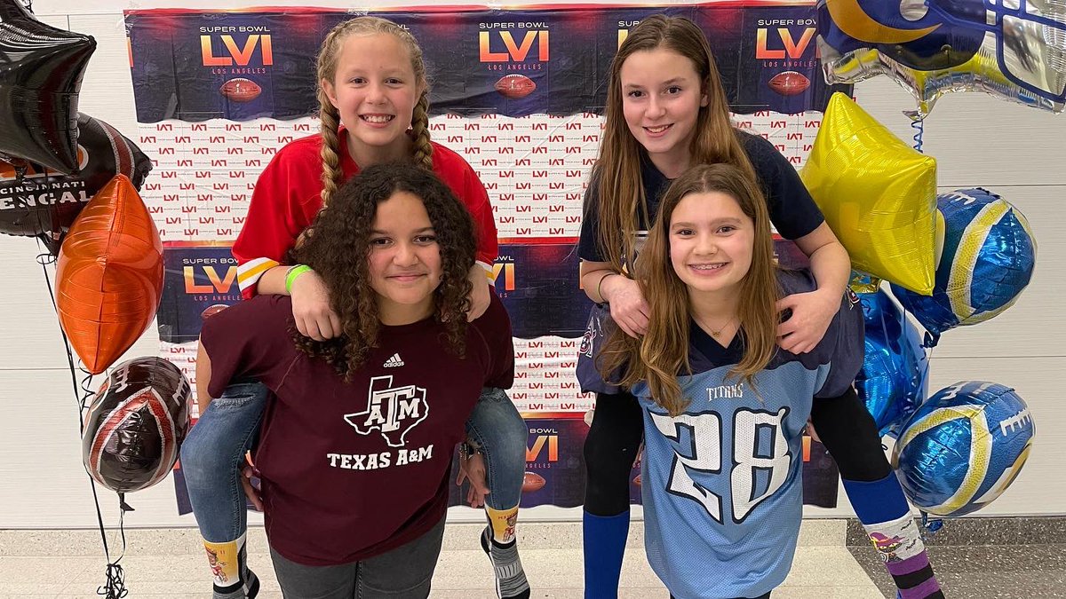 oakhillslions's tweet photo. #LoveOurLions #SuperBowlSockHop #JrHighLife 💙🦁💙 https://t.co/2TUQRIPQoC