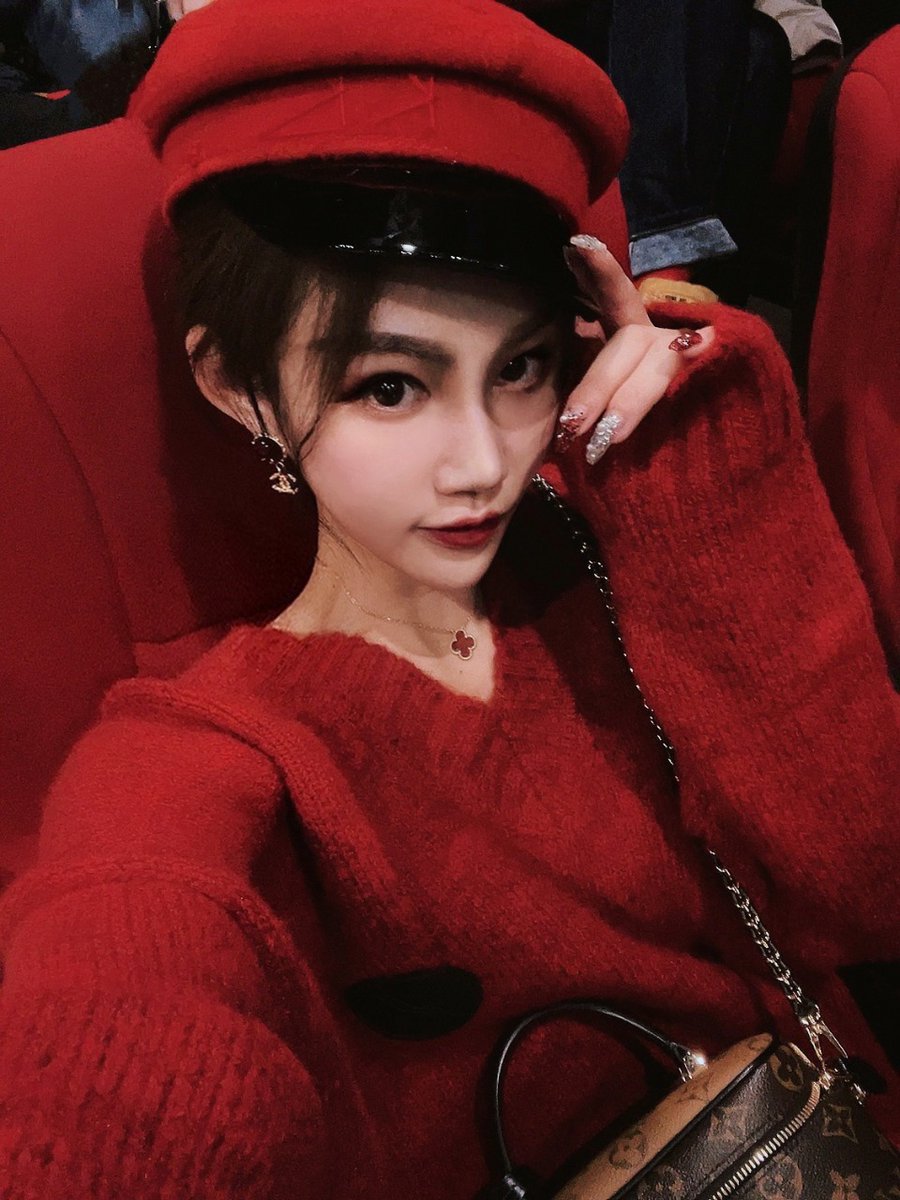 AliceETHcrypto's tweet photo. 🥰Someone asked me, "Why are you still single if you are so beautiful? Does being single have anything to do with being pretty?😊Those who do not love you will not stay with you because you are beautiful, and those who love you will not leave you because you have become old. https://t.co/flBijHMk56