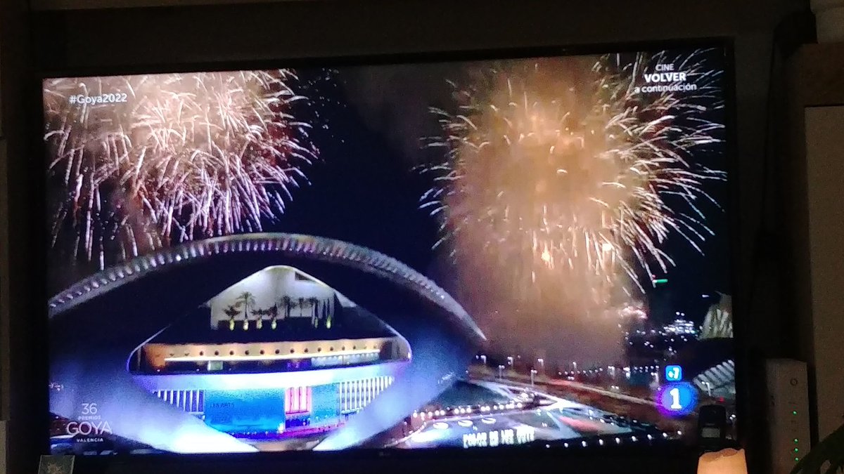 ApintoMar's tweet photo. Comienza!!! #Goya2022 listos para la gala. Buen comienzo #Calabuch y fuegos valencianos https://t.co/9y4V9Uvg2N
