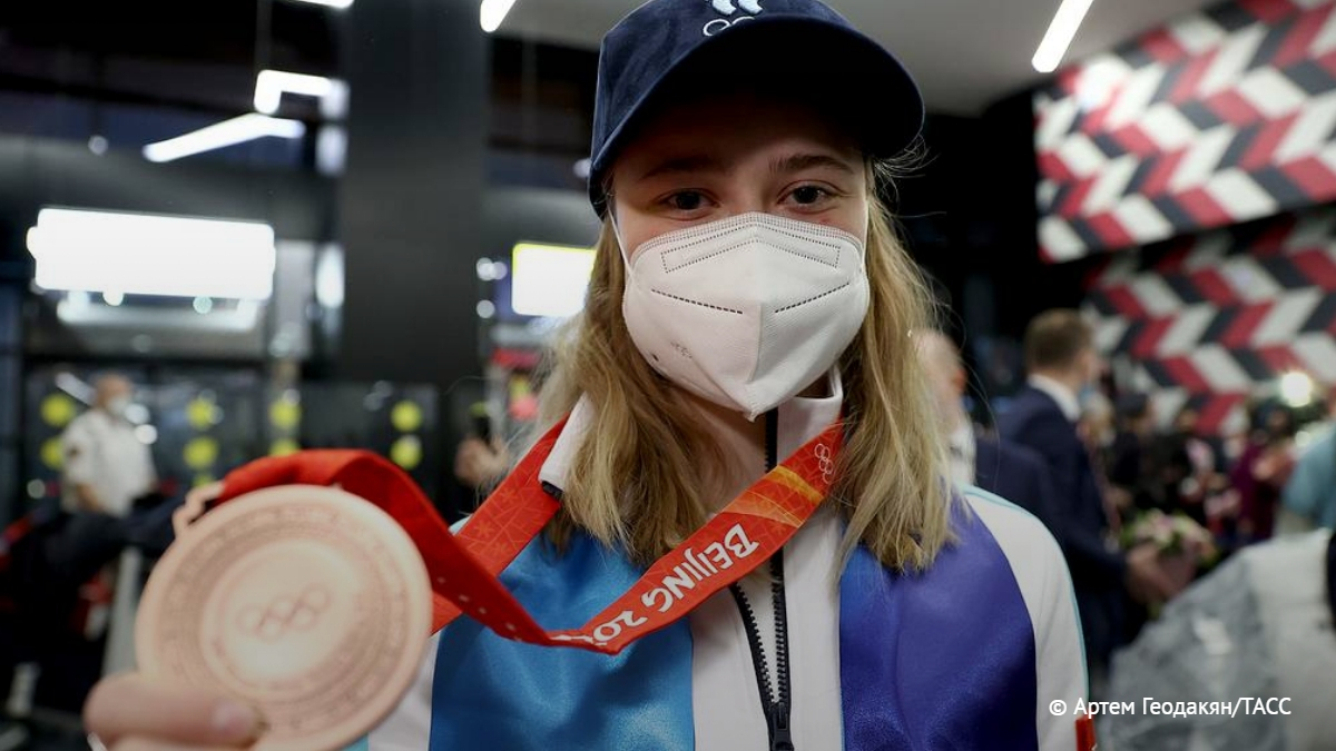 возвращение олимпийцев из пекина. возвращение олимпийцев из пекина. олимпийцы прилетели в москву. олимпийцы в пекине 2022. вик вайлд на церемонии в честь олимпийцев.