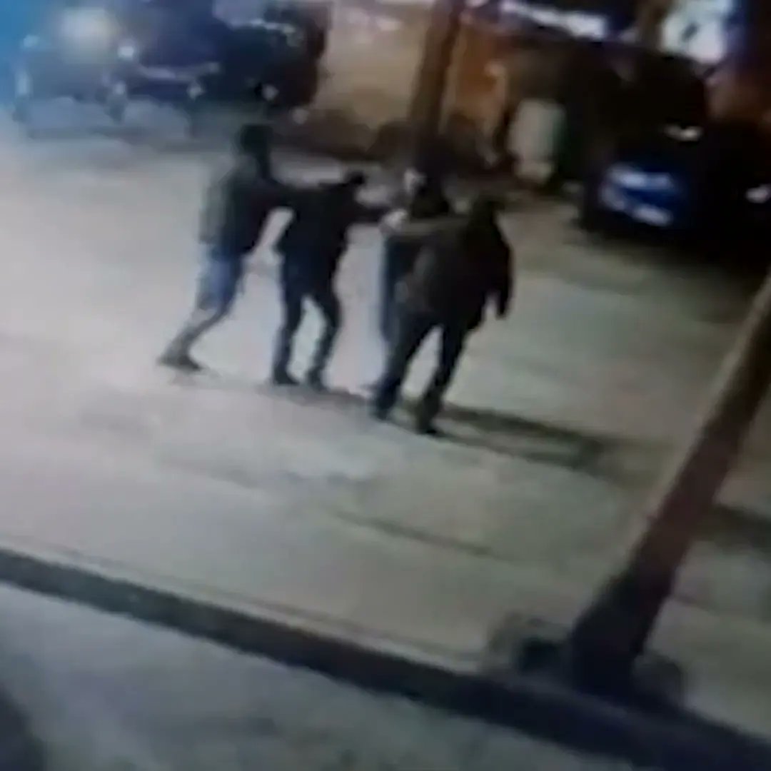 في مثل هذا اليوم، 12 فبراير 2020، اعتدى مرافقون لرئيس مجلس إدارة بنك الموارد مروان خير الدين على الصحافي محمد زبيب في بيروت. وثّقت كاميرات المراقبة في الشارع تفاصيل الاعتداء على زبيب الذي يعتبر عدو المصارف بسبب كشفه فسادها وتآمرها على الطبقة العاملة في لبنان.
١/٢