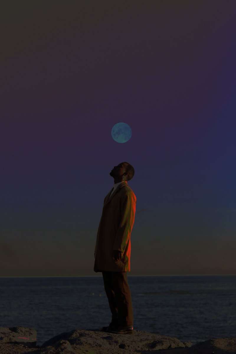 Jayflvcko__'s tweet photo. The Middle of the Moon https://t.co/Zqx8iDaADN