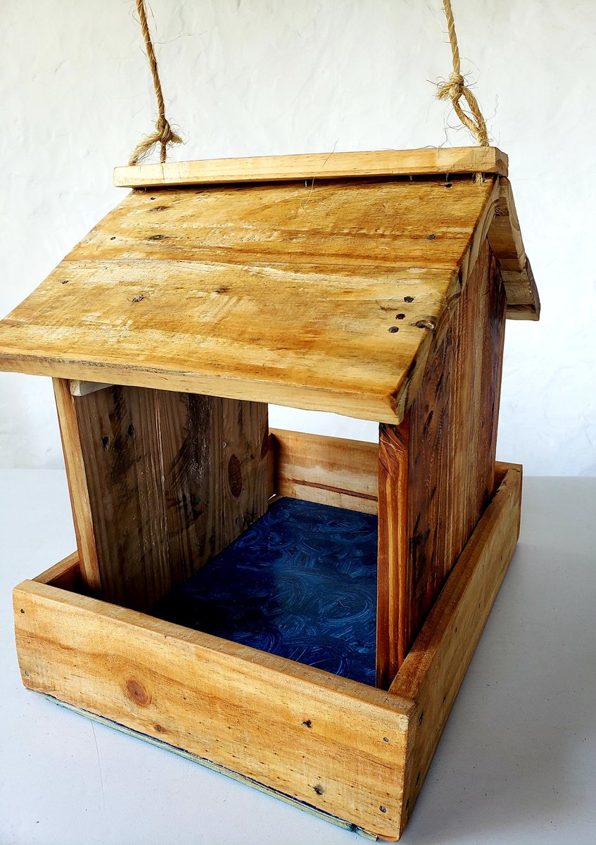 MirnaAlf's tweet photo. Esta hermosa casita para pajaritos fabrica Don Mario, él es residente del Hogar de Adultos Mayores Santo Domingo. Tiene varios pedidos pedientes pero le falta madera/pallets.
Si alguien puede donar los pallets puede escribirle al 0986251973 para llevarle. Favor Rt Gracias! ❤ https://t.co/qpuAOYnQ0E