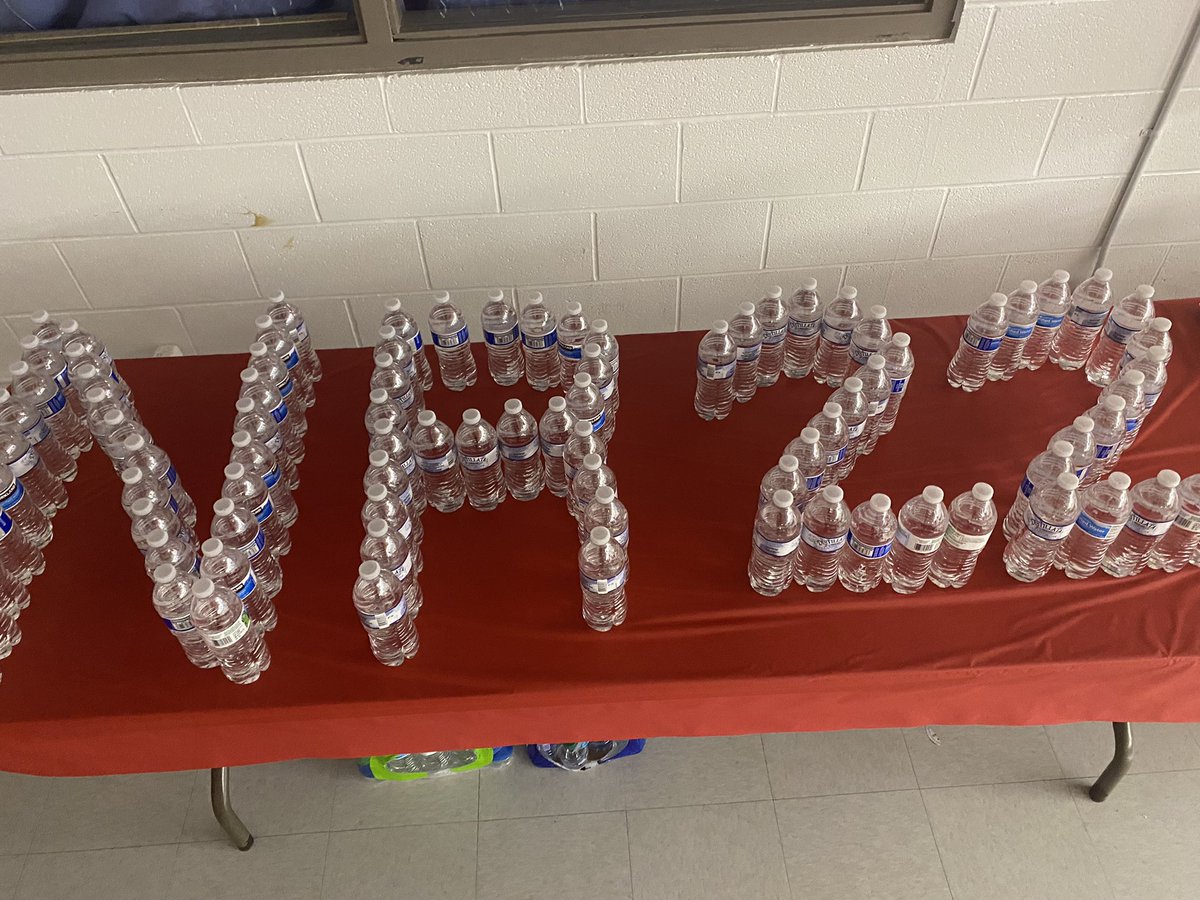MariaFarago2's tweet photo. Getting ready for winter formal!!
#promcommittee https://t.co/HhFP5nddJn