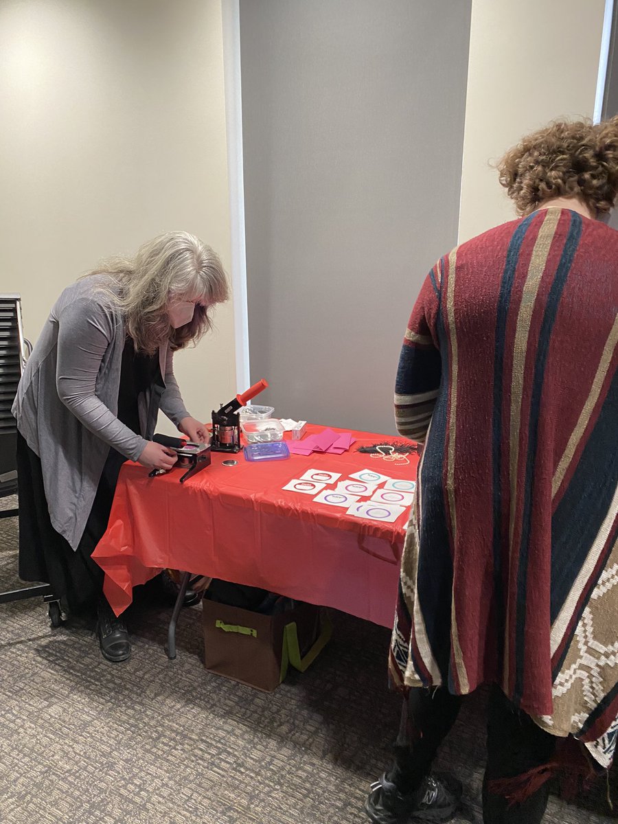 pamalaknight's tweet photo. @BestFriendKelly showing us how the buttons get made #whiteoaklibrary #RomanceBooks #romancelandia @JenReadsRomance https://t.co/qwXrNYf8Ii