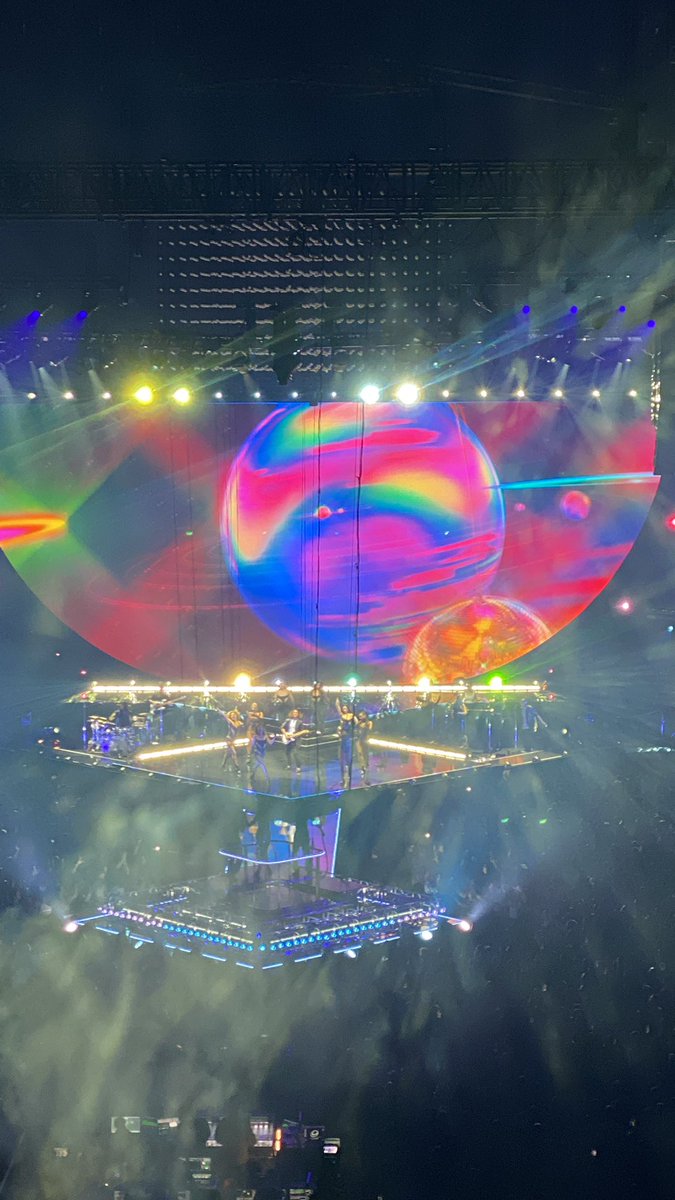 dualipacentral_'s tweet photo. Os visuais durante a performance de Levitating na #FutureNostalgiaTour são incríveis ❤️‍🔥 imaginem ver isso ao vivo no palco do @rockinrio??? https://t.co/dD71mS4bHM