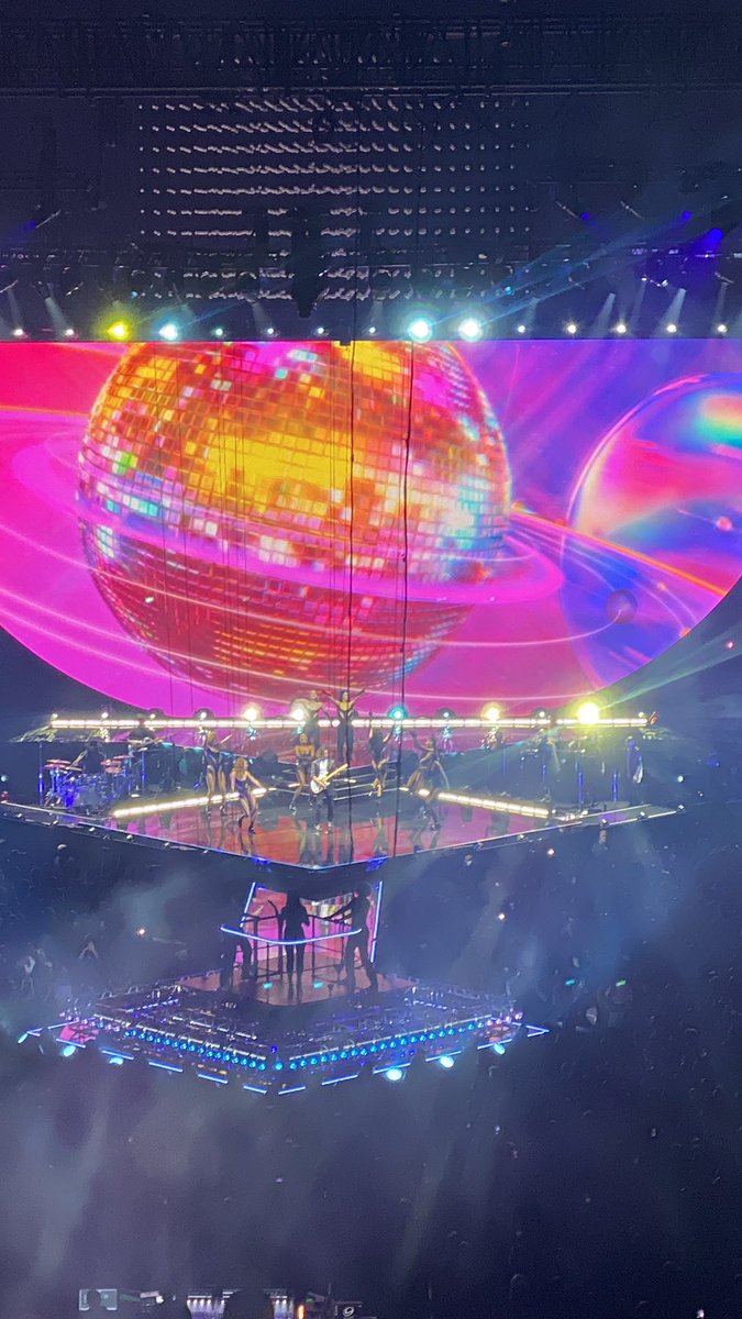 dualipacentral_'s tweet photo. Os visuais durante a performance de Levitating na #FutureNostalgiaTour são incríveis ❤️‍🔥 imaginem ver isso ao vivo no palco do @rockinrio??? https://t.co/dD71mS4bHM