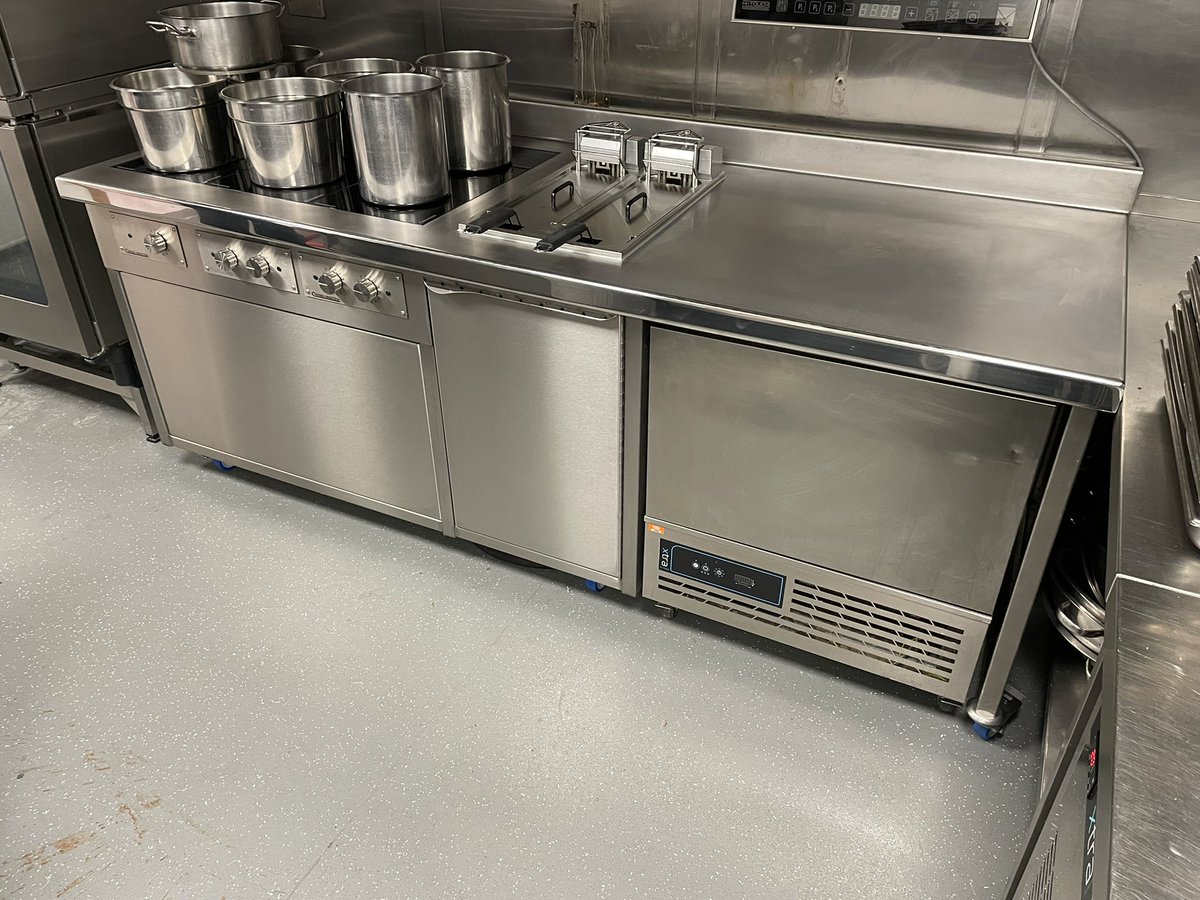 GeoffSnelgrove's tweet photo. Today’s installation of a @hotboxlady induction suite for The Duke of Westminster done. #cookingsuite #induction https://t.co/rvNMouCAHC