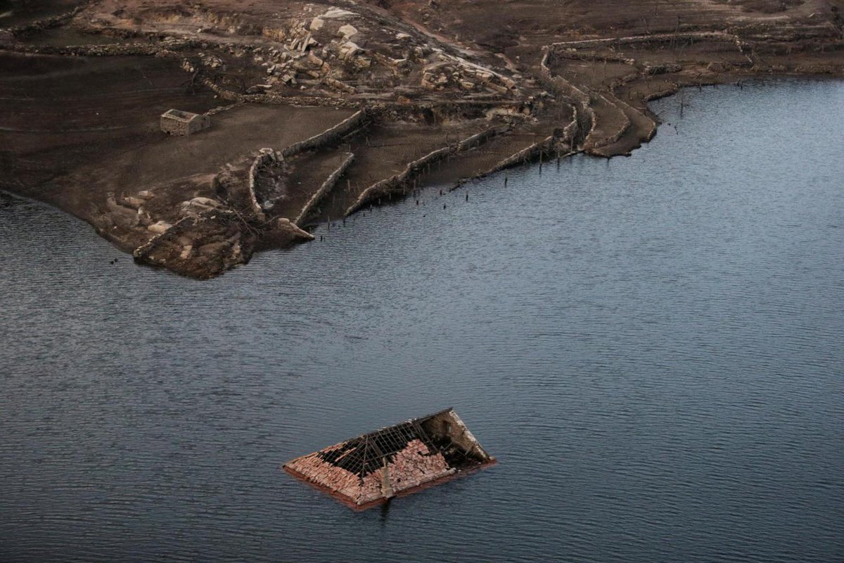 CGTNEurope's tweet photo. The ancient village of Aceredo has re-emerged 🌅

Here’s drone footage of the village that had been submerged by the Limia river in the 90s, after the dam was built in Concello de Lobios, Spain.

PH: REUTERS/Miguel Vidal https://t.co/0ug67Foi8f