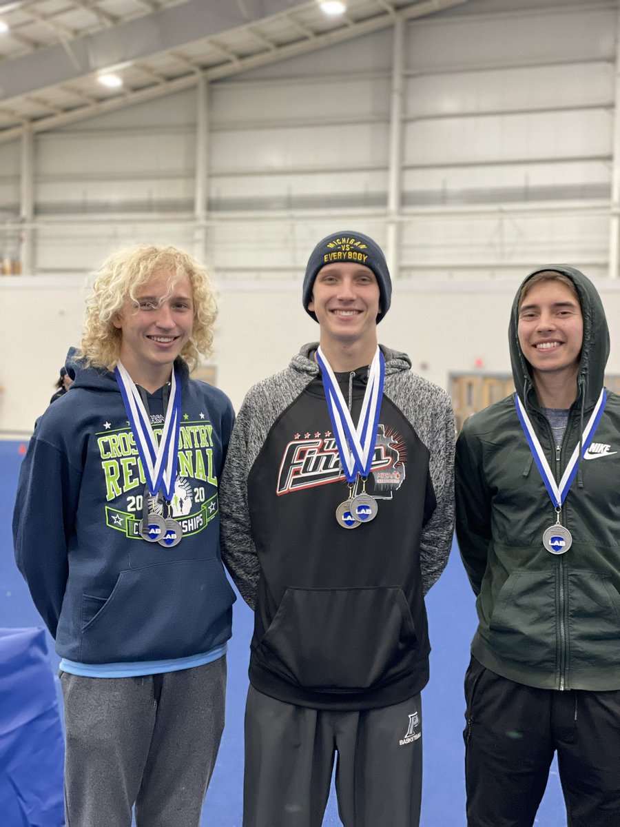 winterfamily720's tweet photo. 1600 first @GarrettWinter2 and second place and 2nd place at DMR with a 10:35:11! @_LAB_TC @MileSplitMI https://t.co/yKkllJhrId