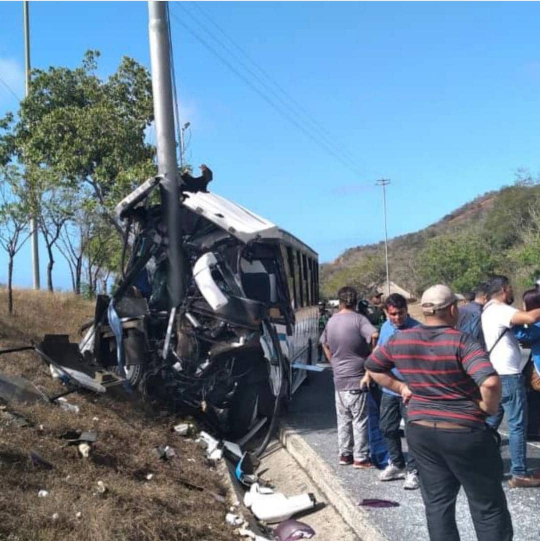 FMCENTER's tweet photo. Autopista Caracas-La Guaira - Hace minutos ocurrió un accidente de colectivo que impactó contra un poste, metros antes del Boquerón II.
#12Febrero 
Autoridades en el lugar. 
📷 Cortesía https://t.co/gdy0jQhsxu
