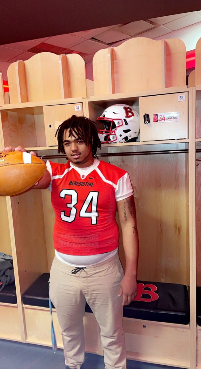 calvin_cuba's tweet photo. Had a great visit @BenUFootball thanks for having me @Coach_Schroeder @RecruitingNext @SportsWildcats @NVWildcatFB @SmTownScouting @MIexposure @PrepRedzoneMI @TheD_Zone https://t.co/5RQ3QEJ4W0