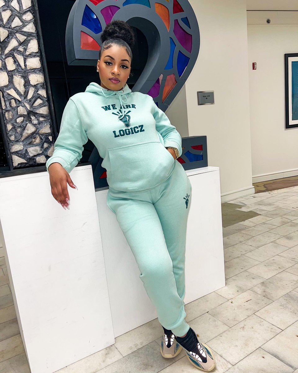 miasiasymone's tweet photo. Hustle on 1,000,000 but I make it look like I’m always chillin’ 💯

Sweats: @WeAreLOGICZ https://t.co/Jkm0EiMA00