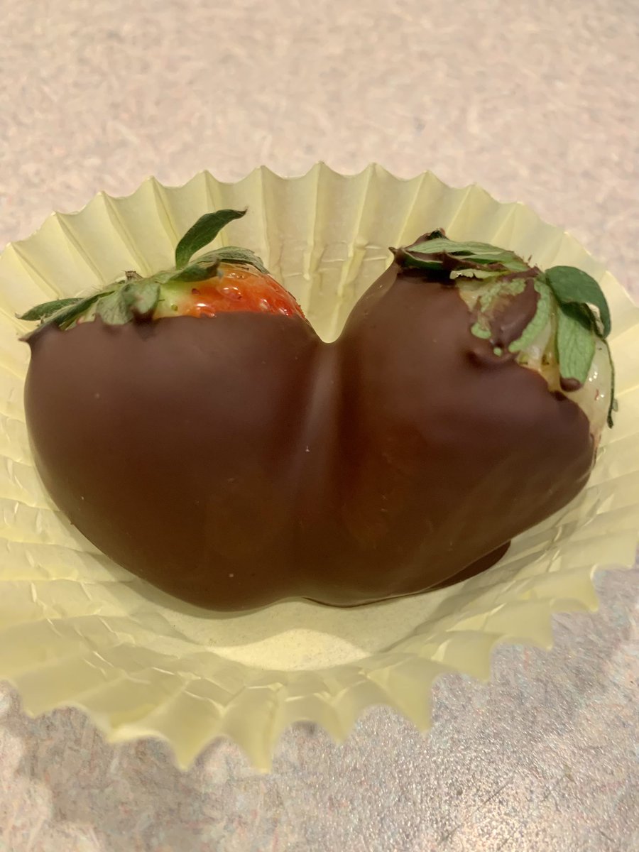 _TheDiningCar's tweet image. Chocolate Covered Strawberry Kiss. TDC legend has it if you share with someone and both make a wish before breaking it apart and you both make the same wish, IT WILL COME TRUE🥰#meetmeatthecar #valentinesday #chocolatecoveredstrawberries