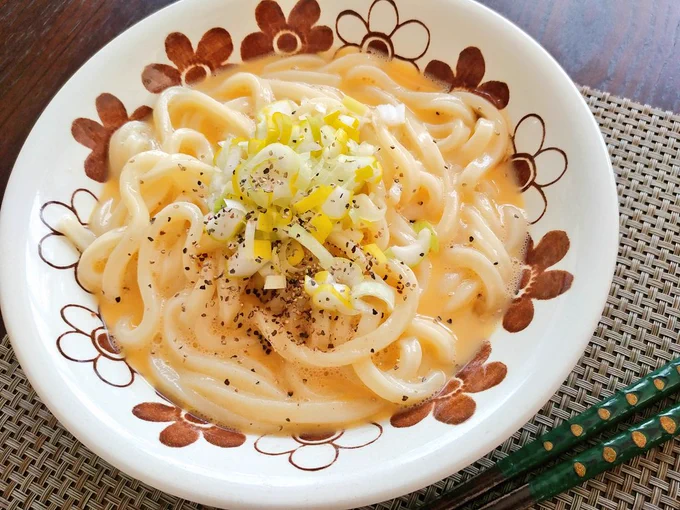 パッと作れてなっから美味しい✨
カルボナーラ風うどん🍜
如何でしょうか〜〜

濃厚に見えてサッパリと食べられます。
味が薄く感じましたら、めんつゆやチーズをプラスしてアレンジして下さい✨
白だしが無いときはめんつゆ、または小さじ1の顆粒和風だしで代用して下さい〜 