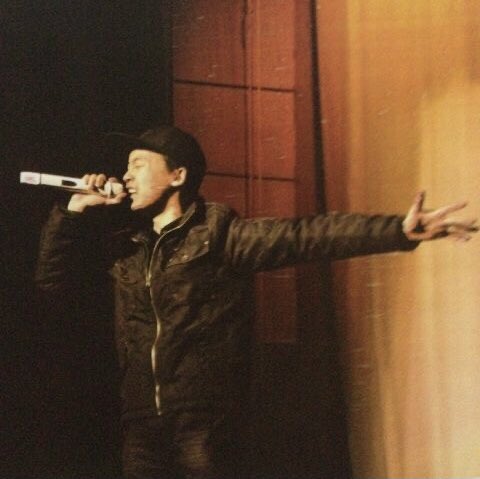 ❤️ Nostalgia post... I almost forgot how much I loved performing on stage, enjoying the spotlight, rocking the “stadium” (lol at least in my mind). All in all I just love making people laugh and happy. I miss doing that, or being able to do so.