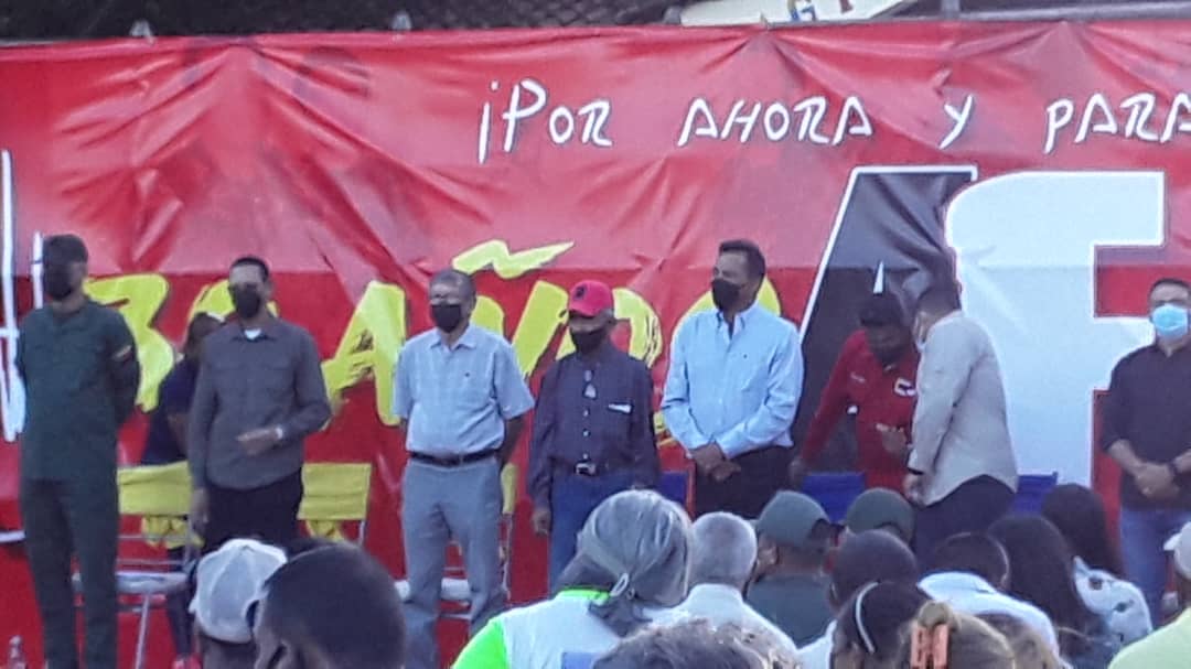 Nuestro Rector <a href="/rapinpi51/">Rafael Pineda Piña</a> junto con el Gob Víctor Clark, Comandantes de 04 de Febrero Joel Acosta Chirinos y Noé Acosta conmemoran la gesta del 4F Autoridades militares y civiles junto al pueblo que colmó las instalaciones del Batallón Girardot
#JuventudEnVictoria