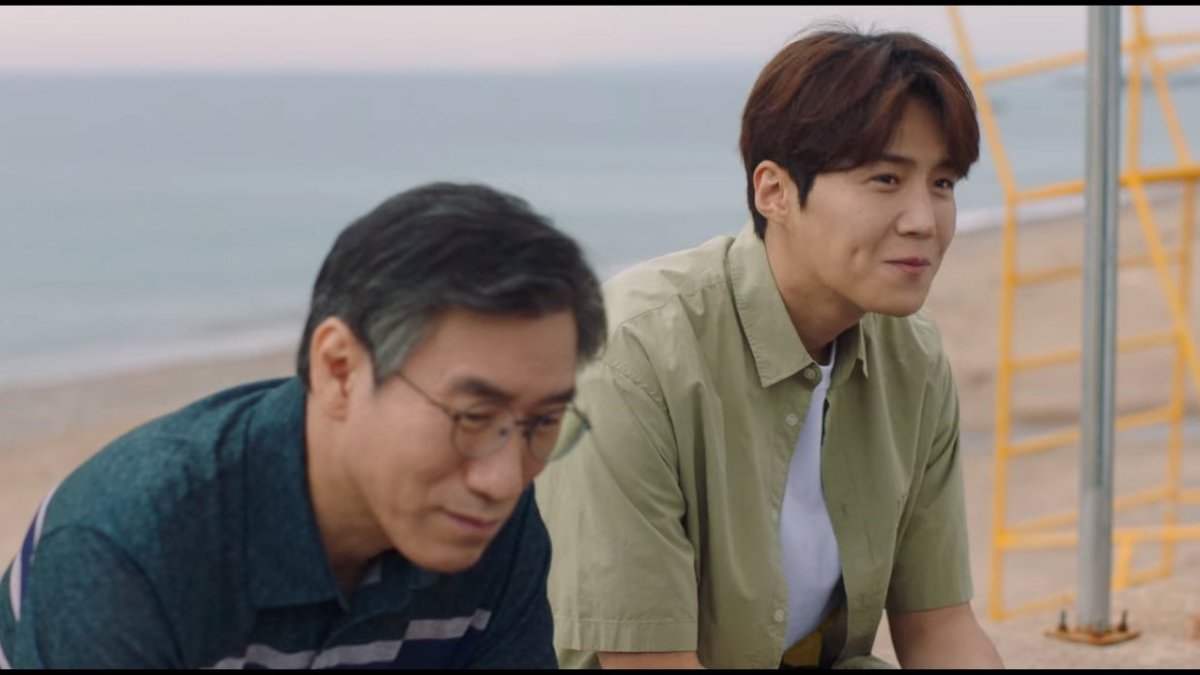 Windsong2022's tweet photo. #HometownChaChaCha  Ep.9.  A brilliant,underrated scene. Du Sikh doesnt get angry after Hye Jin's dad disses him. He follows him and talks, like he is already family. Dad apologizes, even though Du Sikh is younger. A lesson in conflict resolution for us. https://t.co/3SbQ92DyUP