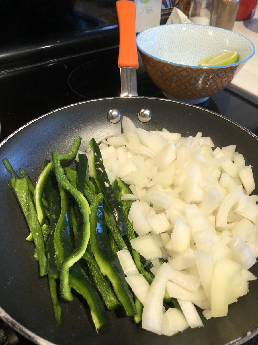 EduardoCCorral's tweet photo. Not this bullshit again. Lordy. #CookingSucks #ShrimpFajitas #WhyOWhy https://t.co/MmCnm91nf3