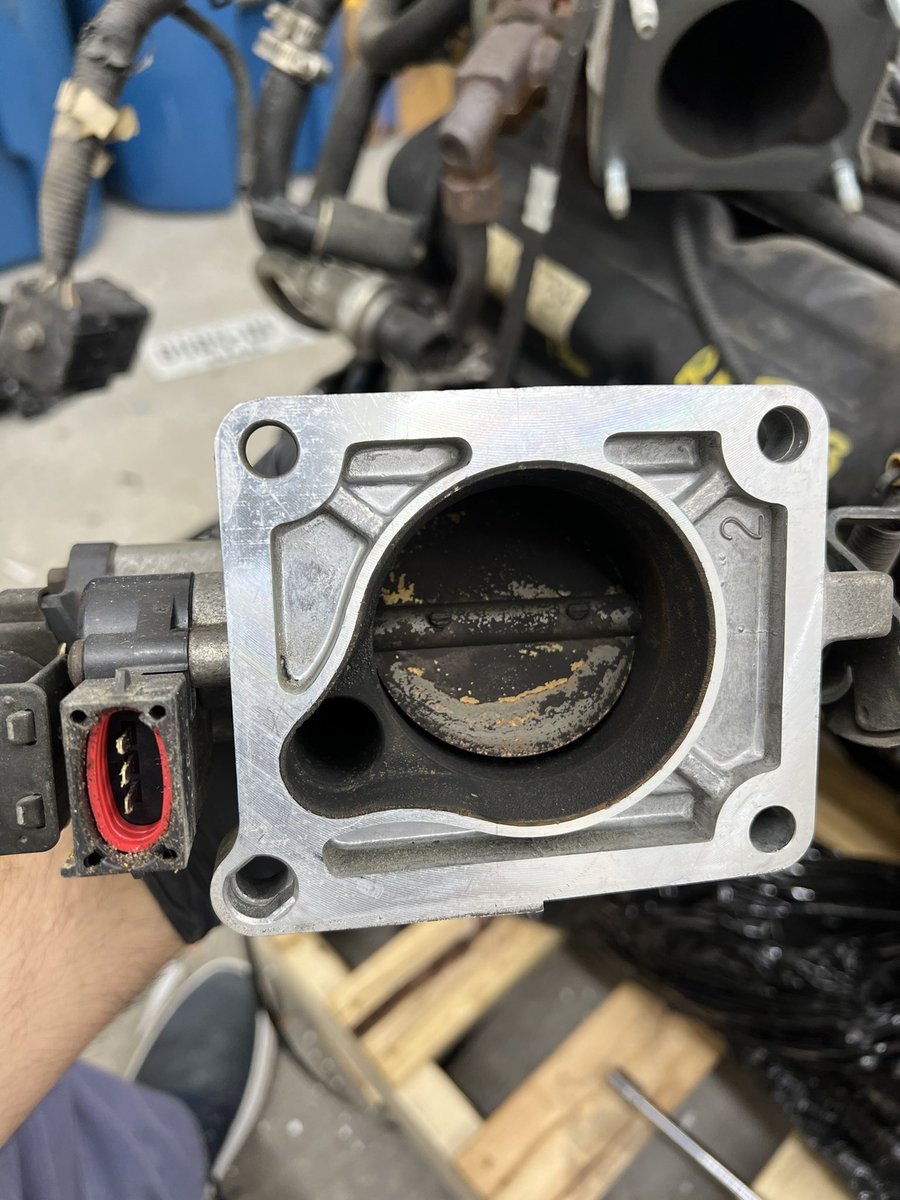 srroadster's tweet photo. Managed to take the intake off the plenum. The rust in here is concerning but nothing that can’t be overcome. #hotrod #1932roadster #ford https://t.co/8frDjc2CSc