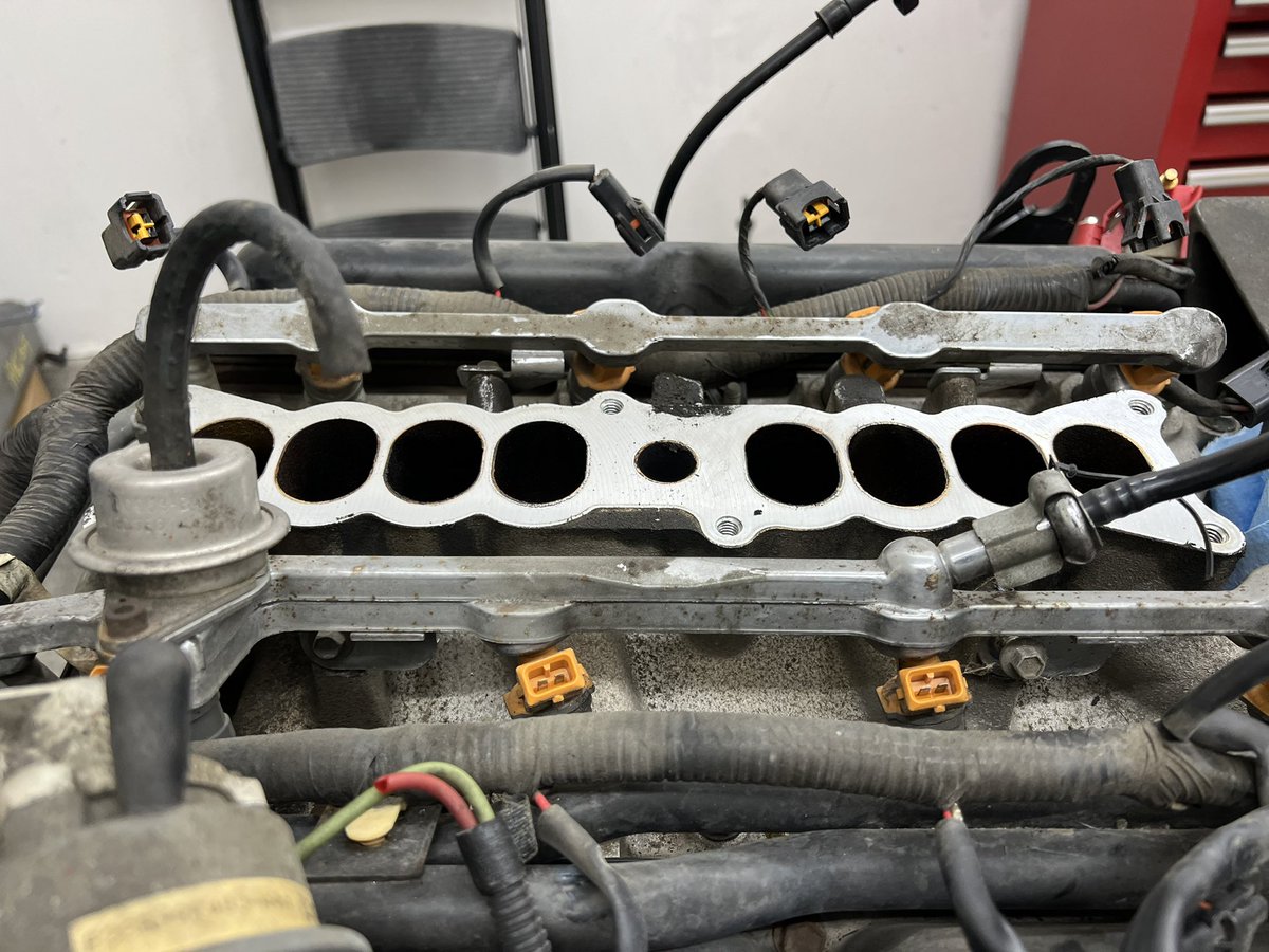 srroadster's tweet photo. The plenum is now off the engine. That wasn’t too bad, none of the bolts were stuck and it came off pretty quickly #1932roadster #ford #hotrod https://t.co/uXs3gGsA16