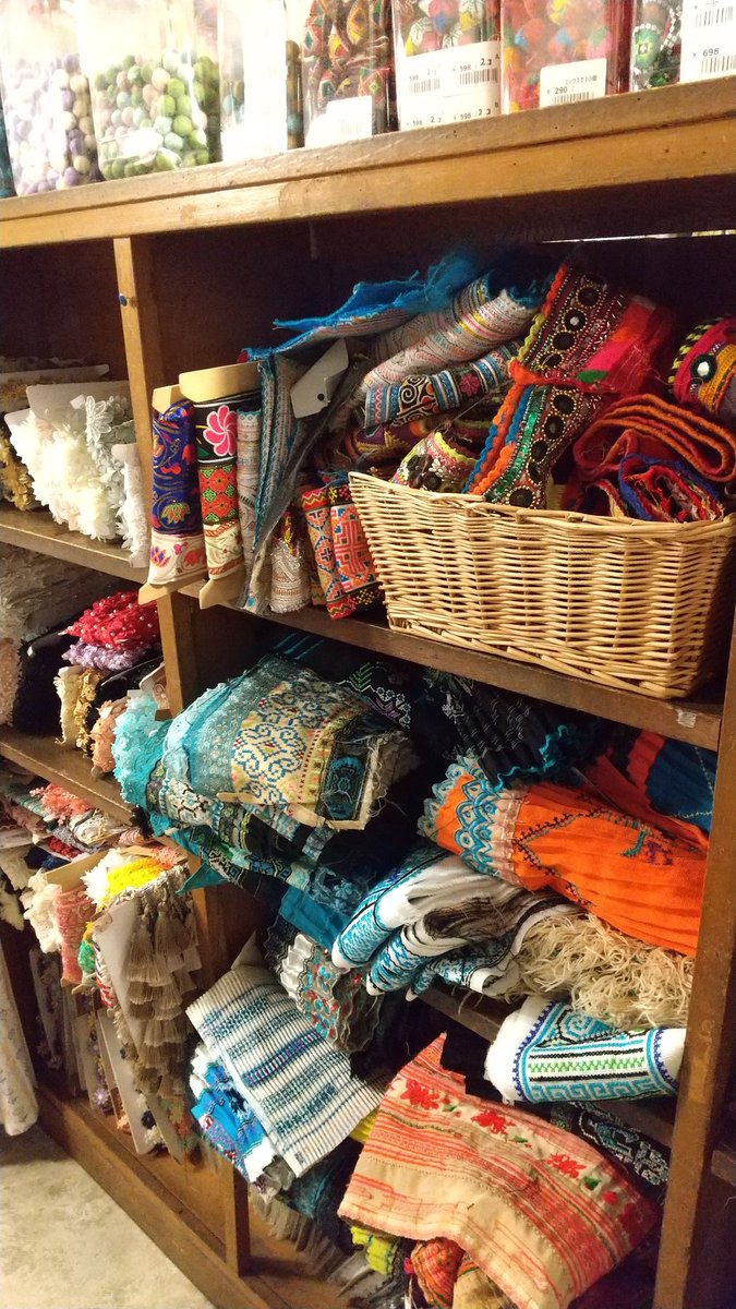 mizuki2s's tweet photo. 昨日、浅草橋で足を運んだのは、刺繍リボンやレースなどをお取り扱いされているマキラスさん。
駅から少し離れているのですが、魔法使いのお店のような空間でした。
長く続いて欲しいお店ですので、支援紹介です☆

https://t.co/bhz0qX6b6s https://t.co/Cyz3zS8iNg