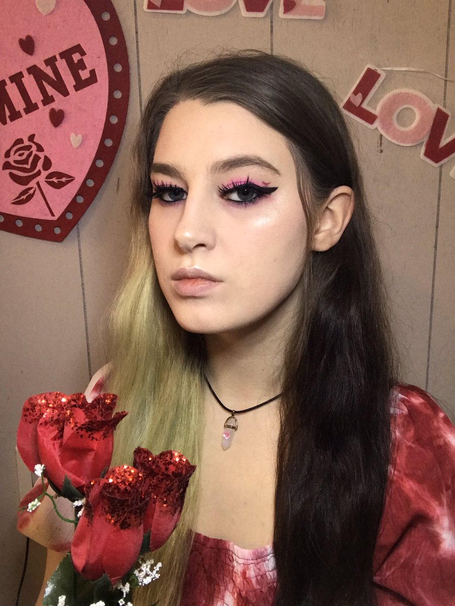 Valentine look # 12 a simple pink eyeshadow with wings & red hearts ♥️ 

#makeup #ValentinesDay #valentine #valentinemakeup