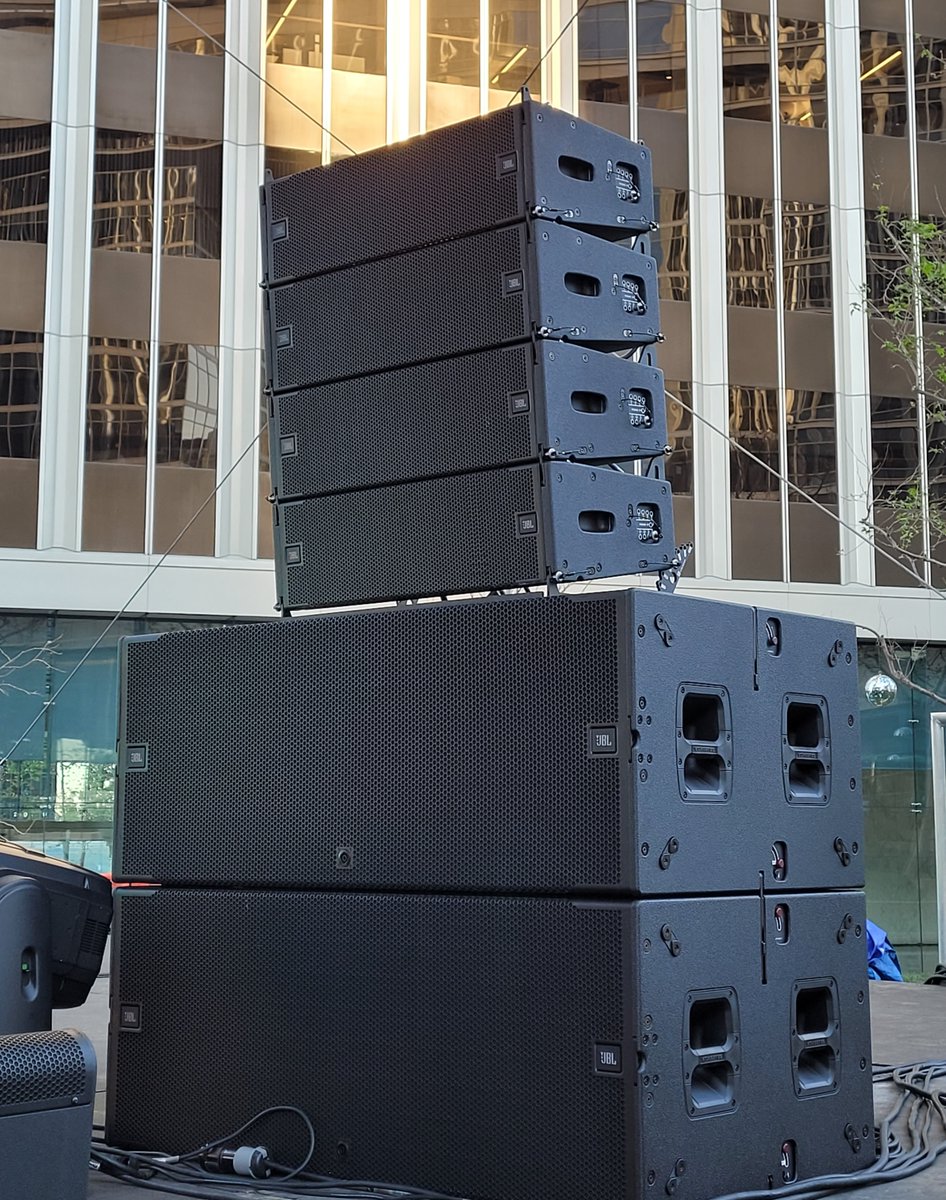 We're gearing up to celebrate the night before #TheBigGame with legendary sound! We are proud to be partnering with Sports Illustrated The Party and Palm Tree Crew where JBL #VTXASeries line array systems and #VTXB28 subs will help bring exceptional audio coverage to party-goers.