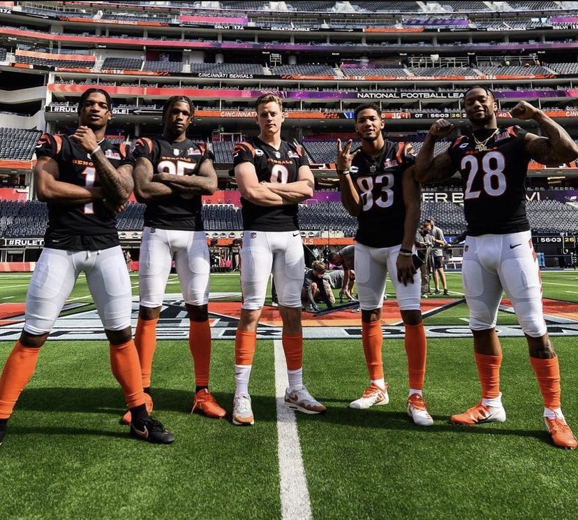 Ben_Baby's tweet image. Joe Burrow, Ja’Marr Chase and the Bengals doing team photos at SoFi today (via IG/bengals)
