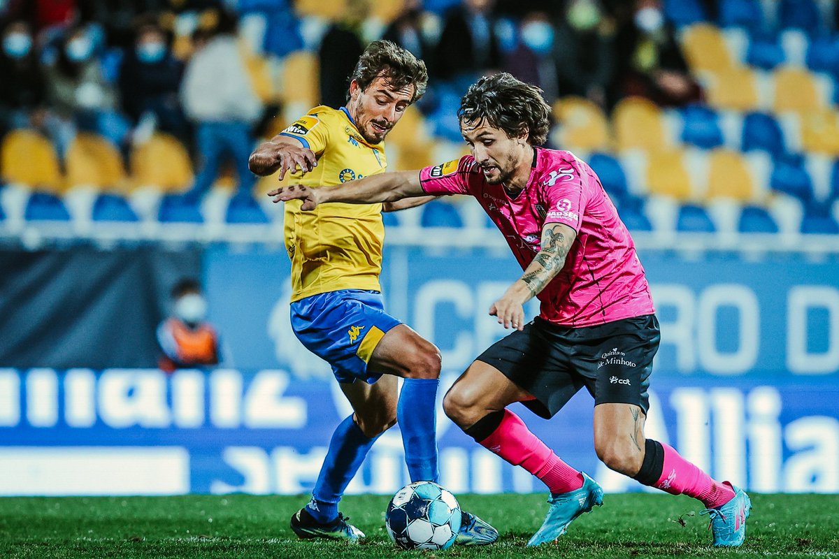 ligaportugal's tweet photo. Pela 🗡️ do ℛℯ𝒾 Arthur 👑
Golo tardio do médio ditou vitória canarinha 🟡🔵
Resumo da partida 👉 https://t.co/9xdMd4l0BB
#LigaPortugal #LigaPortugalbwin #criatalento #createstalent #futebolcomtalento #marcaomundo #EPFCDT https://t.co/Nc8CagvcwK