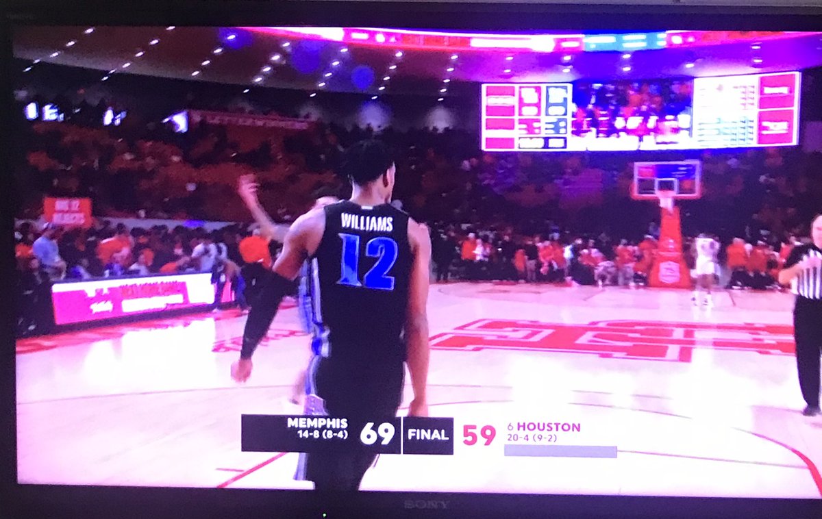 reaction52's tweet photo. Memphis Tigers end Houston’s streak! https://t.co/hqqQYm1GBG