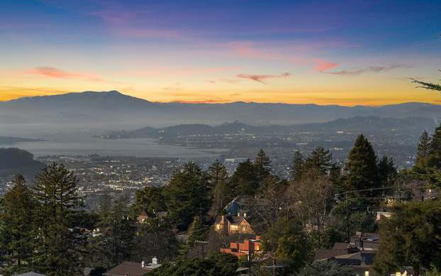 lauraehobson's tweet photo. Seriously am over the moon excited to see my daughter’s new home, sip tea on the fabulous wide, spacious decks with bay views of the Golden Gate Bridge! It will be so much fun to do what I love 💕 organizing and designing! #LookingForward2022 https://t.co/Y8Lwmj7diz