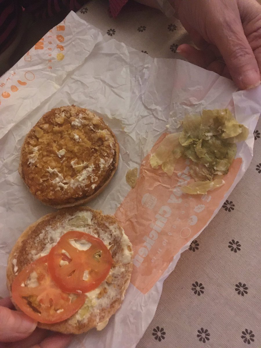 ercholo's tweet photo. Pedido online al @burguerking_es de @CCAireSur en castilleja de la Cuesta. Además todo frio, patatas refritas y llaman para decirte que el pedido aparece como entregado pero que tardará un poco más para cumplir con los minutos de entrega oficiales. Ojo la lechuga https://t.co/84Vabq12l8