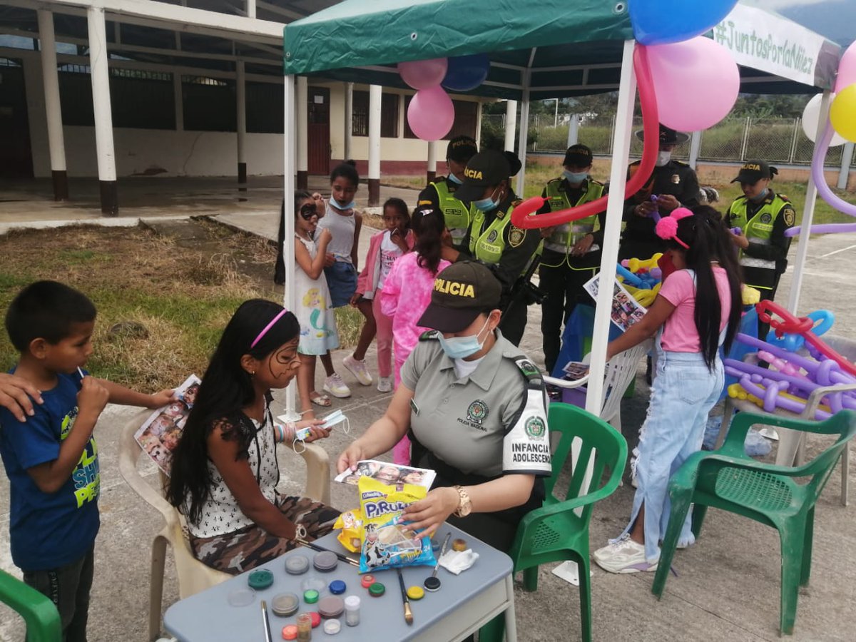 PoliciaDepuy's tweet photo. En la vereda #AltoAlfan, se realizan actividades lúdico recreativas #JuntosPorLaNiñez en el día internacional contra el reclutamiento de niños, niñas y adolescentes en compañía de #GRUCA, #Prevención brindando mensajes de protección #EsUnHonorSerPolicía https://t.co/eqeOraimG6