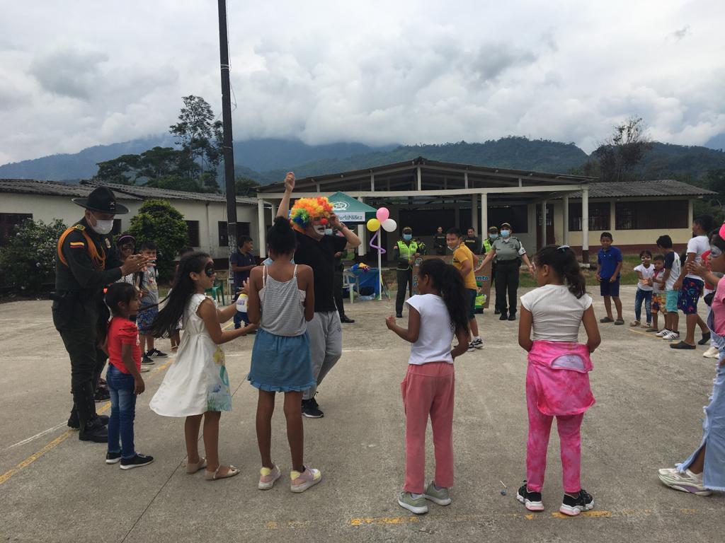 PoliciaDepuy's tweet photo. En la vereda #AltoAlfan, se realizan actividades lúdico recreativas #JuntosPorLaNiñez en el día internacional contra el reclutamiento de niños, niñas y adolescentes en compañía de #GRUCA, #Prevención brindando mensajes de protección #EsUnHonorSerPolicía https://t.co/eqeOraimG6