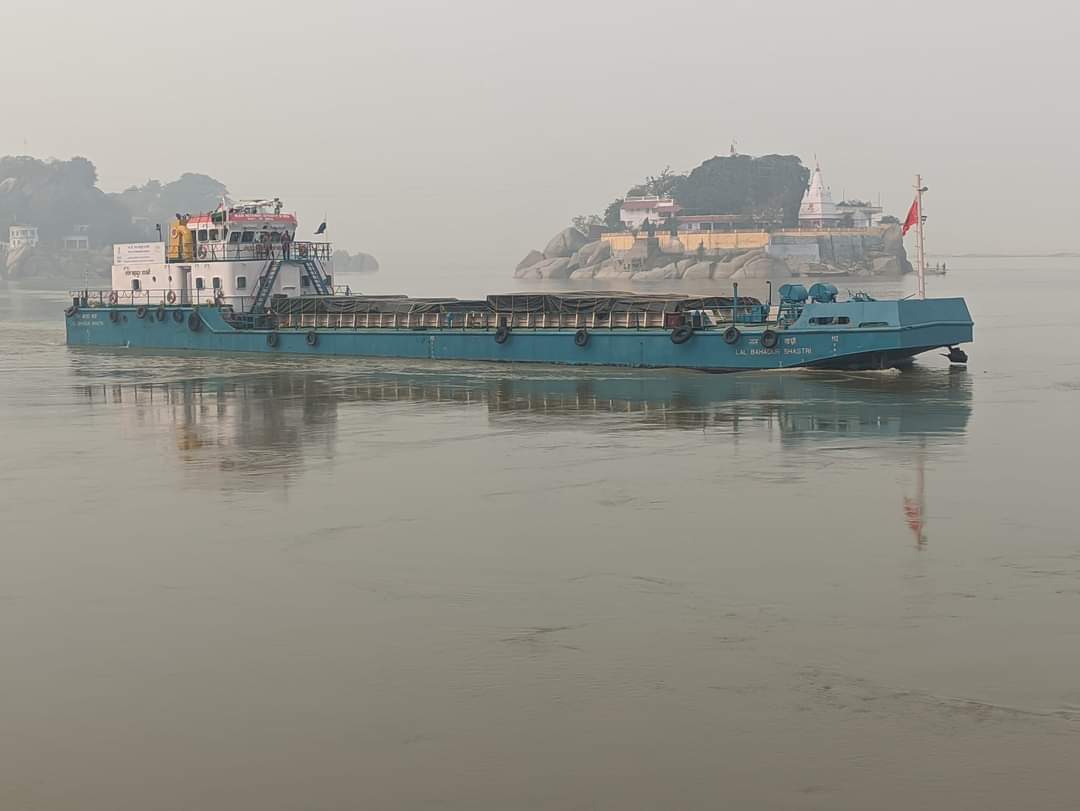 कहलगांव में माँ गंगा से गुजरता हुआ मालवाहक जहाज । ' गंगा वाटर वे ' को लेकर @nitin_gadkari जी कहते थे उसे साकार होता देख कर प्रसन्नता हो रही है । 
भारत के यशस्वी प्रधानमंत्री आ• @narendramodi जी का निर्मल गंगा और अविरल गंगा का संकल्प आगे बढ़ रहा है । #GangaWaterWay