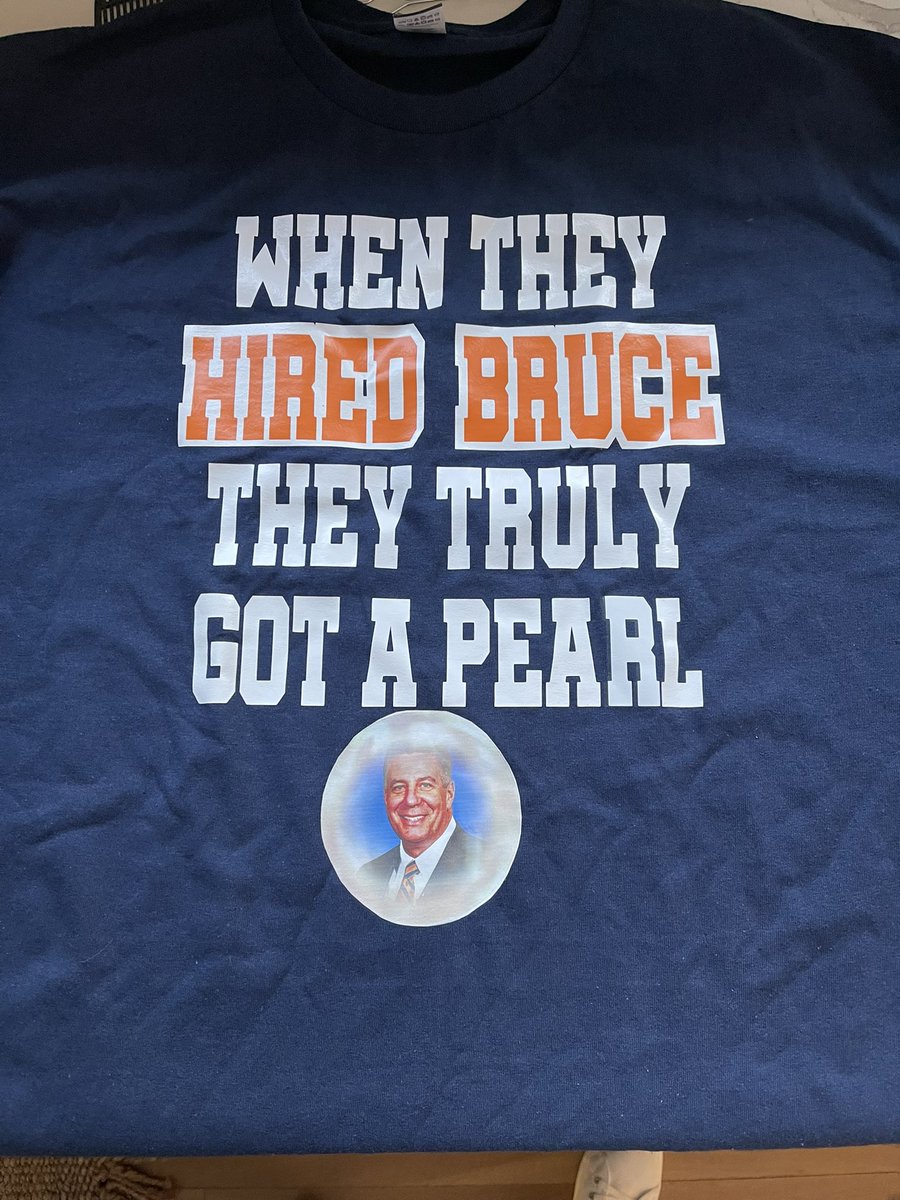 JacquiPearl5's tweet photo. A man was selling these outside Kroger. Dad bought one for $20. He’s really feeling himself. This better be going straight to my Nana. If I catch him wearing it, I will ridicule him for the rest of time. War Eagle, fam! https://t.co/598i8kPfUL