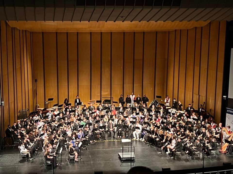 CmhsMtyfxBnd's tweet photo. The ATSSB Symphonic band was on fire!! Garrett had an awesome solo in the first Overture. The band played a wonderful tribute to Darin Johns. A little Ives for fun, and an exciting closer! #MightyFoxBand #C1 https://t.co/Z5NG5QlIUm