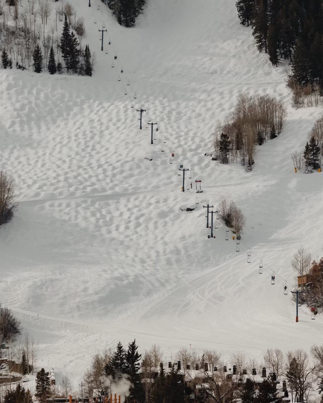 AspenCO's tweet photo. We want to know… what’s your favorite way to end a ski day in Aspen? 📸: @mrporter @colepates https://t.co/H5OQFucWs2