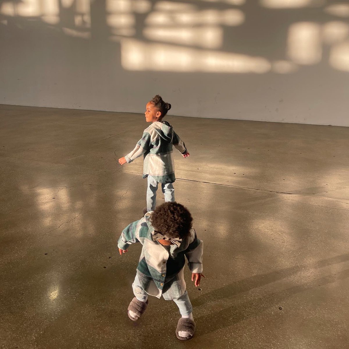 tdel__'s tweet image. casting call w/ these two😅😊 #modelsisters