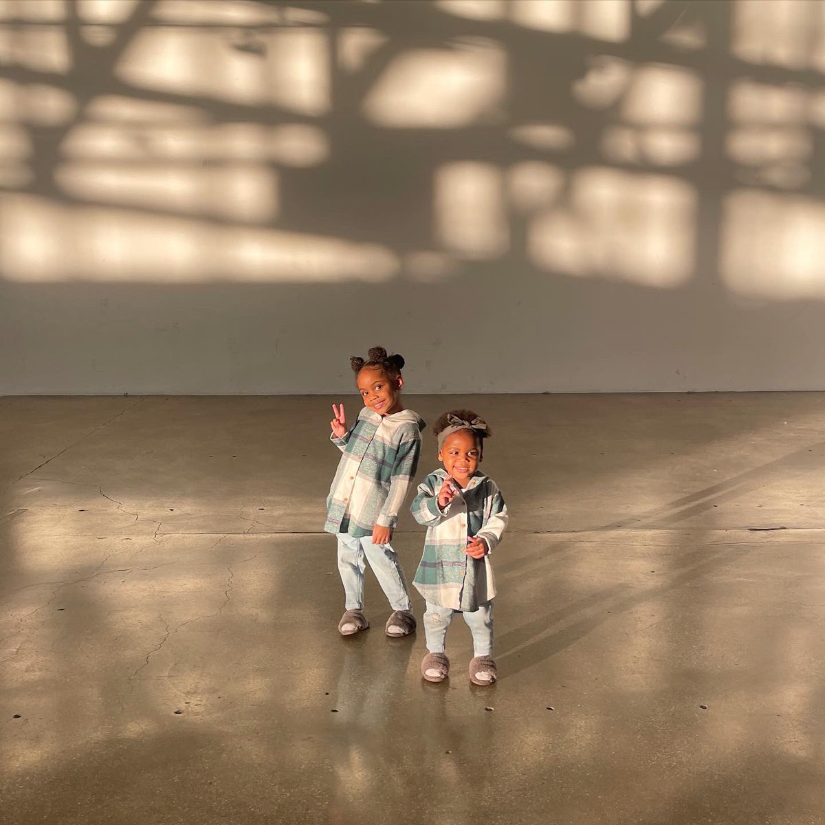 tdel__'s tweet image. casting call w/ these two😅😊 #modelsisters