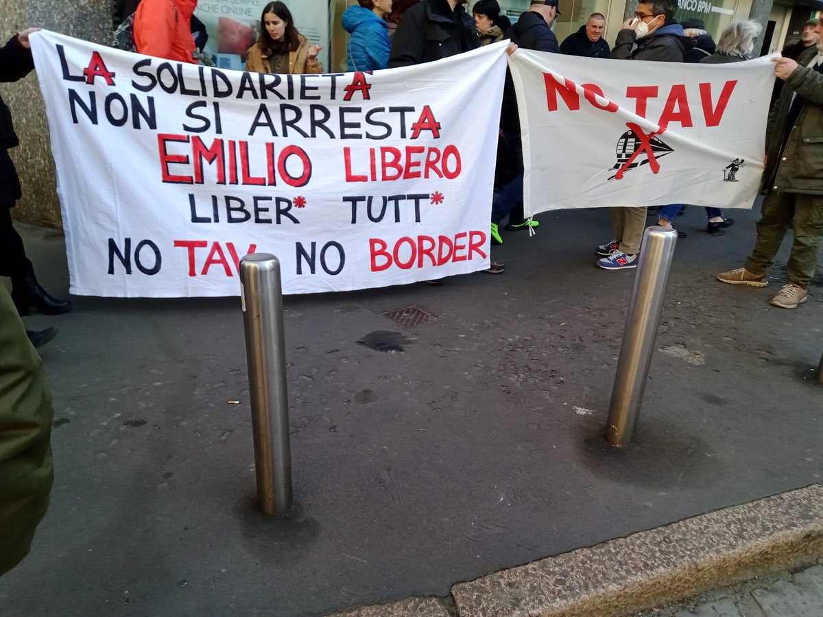 mimmoef's tweet photo. Milano presidio solidale davanti al consolato di Francia per la liberazione di Emilio #NoBorders #noconfini /#nofrontiere
Foto video
https://t.co/J4v0Eve2lv https://t.co/k7fJTebwlv