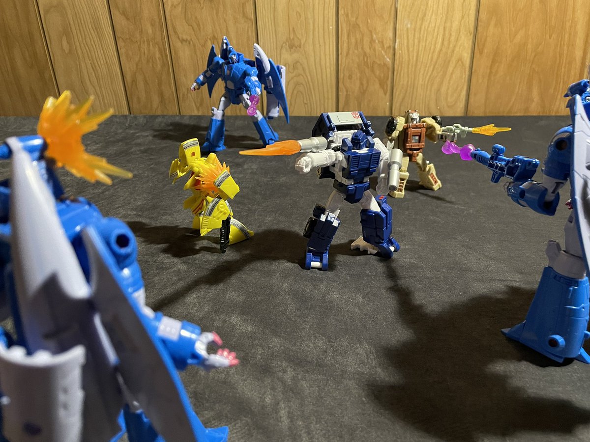 ImpulseDrive97's tweet image. Welcome back to my little corner of the internet! 

Today, I thought I would take pictures of a few little guys from 1986! Doing their best to battle evil! 

… Even if they’re not that good at it. 

#transformers #toyphotography