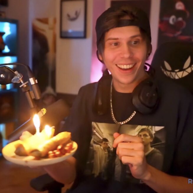 dazzlingdoblas's tweet photo. 31 años                  //         32 años 

gracias por permitirnos pasar tu cumple junto a ti, tkm <33 @Rubiu5 #Rubiustrettito https://t.co/ALwPQM2NCr