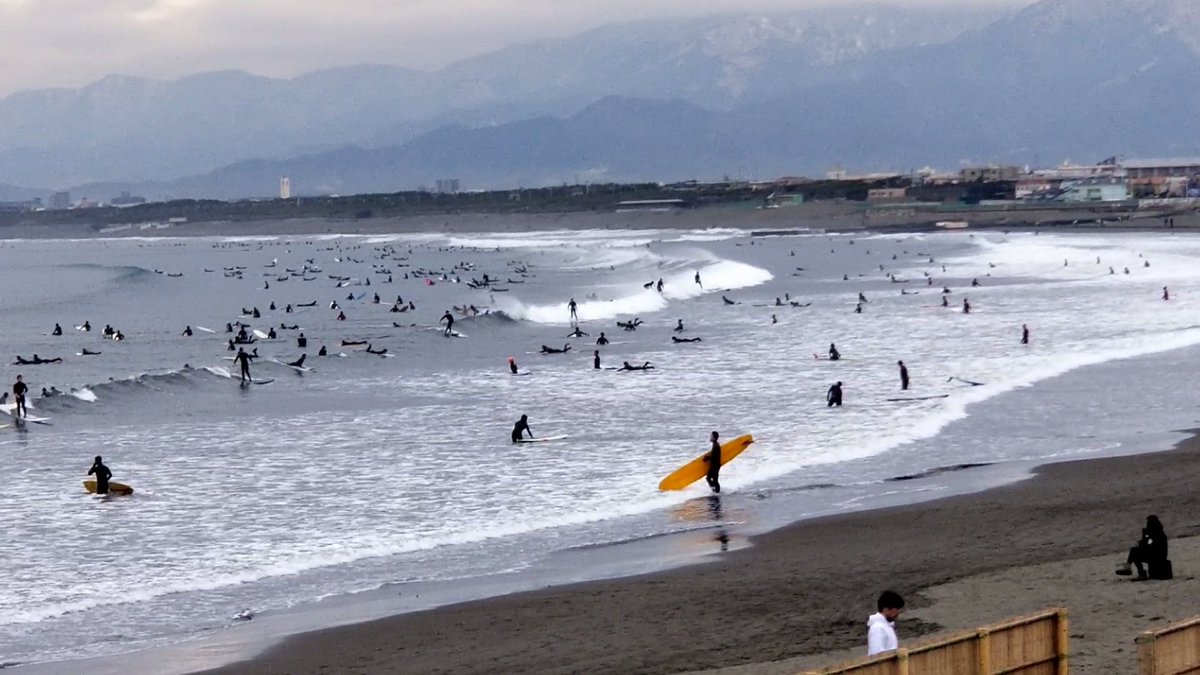 shonanheaven's tweet photo. 今日の鵠沼海岸：曇ってます。
風は弱めで波は腰～胸くらい。

☆ロングバージョン
https://t.co/dot330RHFr https://t.co/S1K6B2GtLs