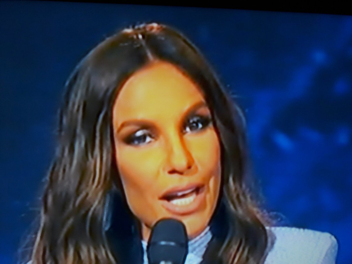 IronicoNem's tweet photo. Mais alguém reparou que a @ivetesangalo está com o olho direito caído?
#TheMaskedSingerbr https://t.co/QHQQ2PTgwe
