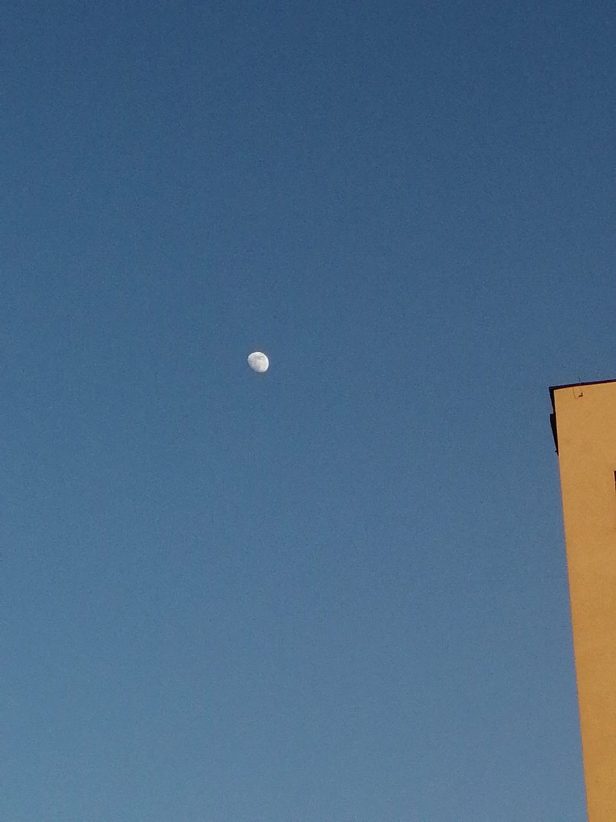 3mo_moon's tweet photo. lapcie piekne zdjecia nieba zrobione przemnie<333 #moon https://t.co/Onyf2GC3vG