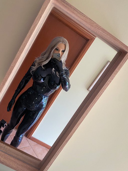 Weekend babe 🍒🖤 https://t.co/7TnWTqaa71