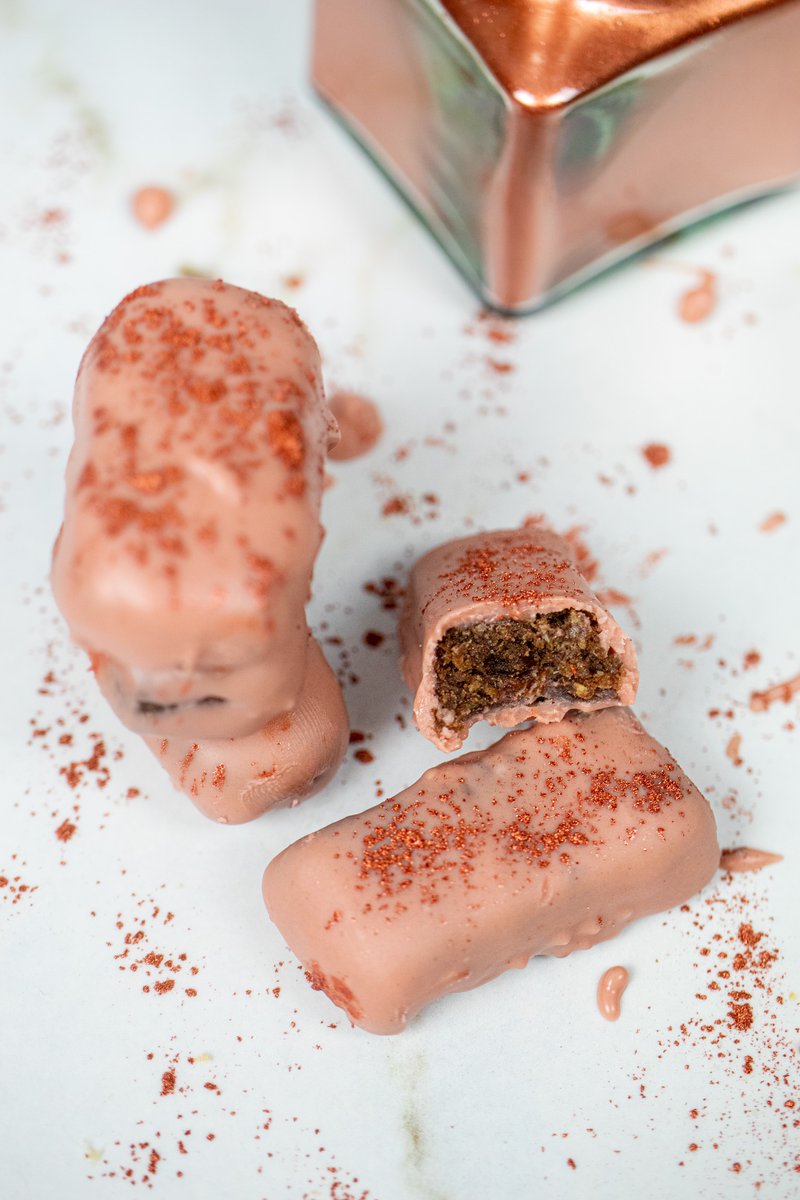SmartbiteSnacks's tweet image. #ValentinesDay2022 is just around the corner. Nothing screams #love like homemade #treats. 💝😋⁣
⁣Leave the overpriced #candy on the store shelf and let's make these 𝗙𝘂𝗱𝗴𝘆 𝗣𝗼𝘄𝗲𝗿 𝗕𝗮𝗿𝘀 𝗦𝗽𝗿𝗶𝗻𝗸𝗹𝗲𝗱 𝘄𝗶𝘁𝗵 𝗥𝗼𝘀𝗲 𝗚𝗼𝗹𝗱 𝗗𝘂𝘀𝘁. 

bit.ly/Valentine-Powe…