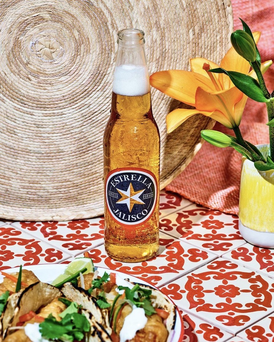 DeepEllumArts's tweet image. Estrella Jalisco is one of this year’s wonderful sponsors! @estrellajalisco has a classic pilsner and several michelada flavors. Their drinks will be available for sale at our festival this Spring! 

📸 via @estrellajalisco